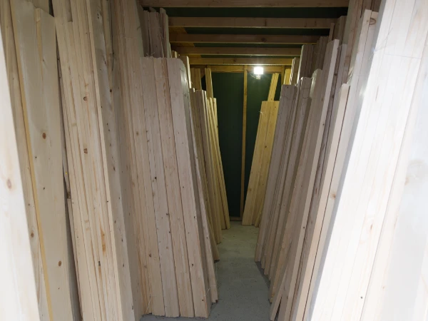 Dzia艂 z deskami 艣wierkowymi struganymi (heblowanymi) w sklepie stacjonarnym ABC Drewno Krak贸w.