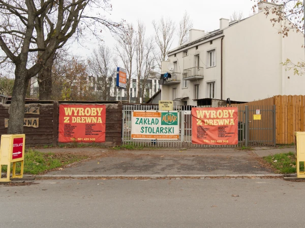 Brama wjazdowa do sklepu ABC Drewno wraz z darmowym parkingiem dla klient贸w.